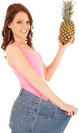 Fille en treillis avec ananas